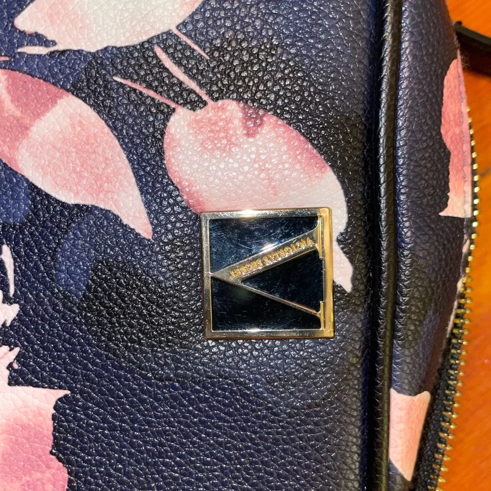 Victoria’s Secret Floral Crossbody Bag Pink Navy Chain Strap - Picture 2 of 7